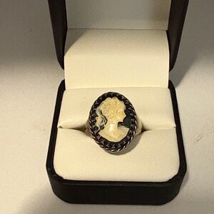 Vintage Cameo Ring in Black and Cream